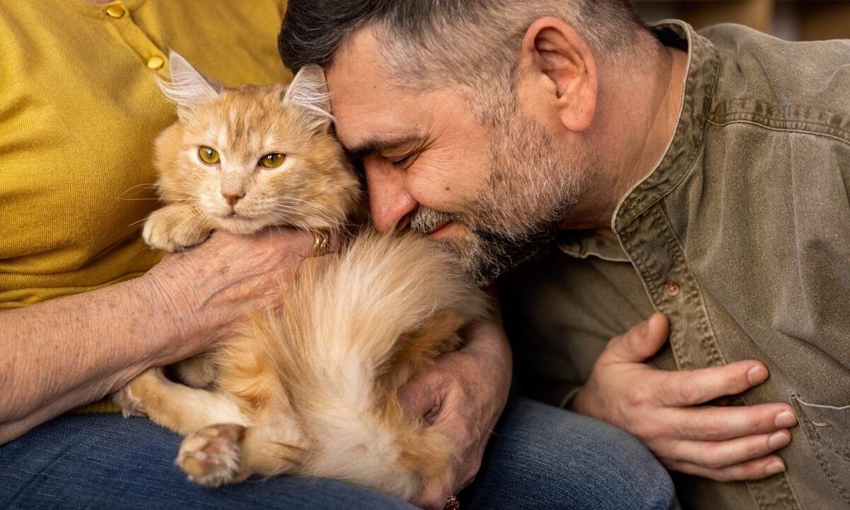 elderly-people-with-cat-pet-min